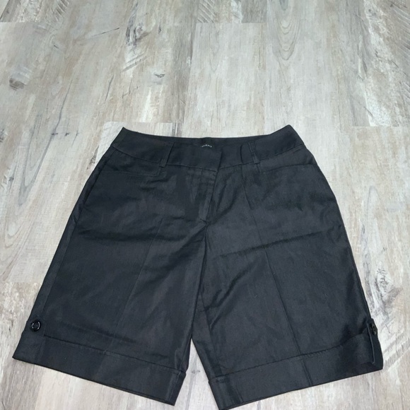 (Bin 30)  Old Navy, white standard jean shorts, Size 6 - Picture 1 of 4